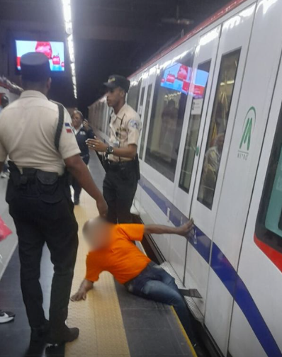 Un usuario queda atrapado en el Metro de Santo Domingo