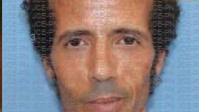 Policía busca hombre acusado de quitarle la vida a su madre en SDE