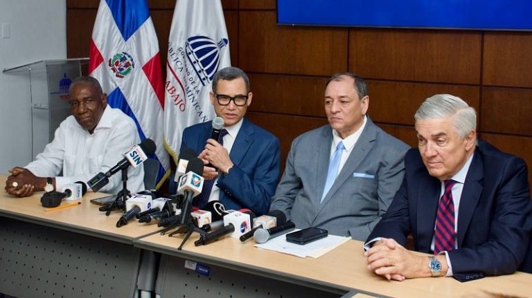 Gobierno anuncia aumento salarial de un 30 % y un 25 % al sector turístico nacional; impactará a más de 250,000 trabajadoresGobierno anuncia aumento salarial de un 30 % y un 25 % al sector turístico nacionalGobierno anuncia aumento salarial de un 30 % y un 25 % al sector turístico nacional; impactará a más de 250,000 trabajadores