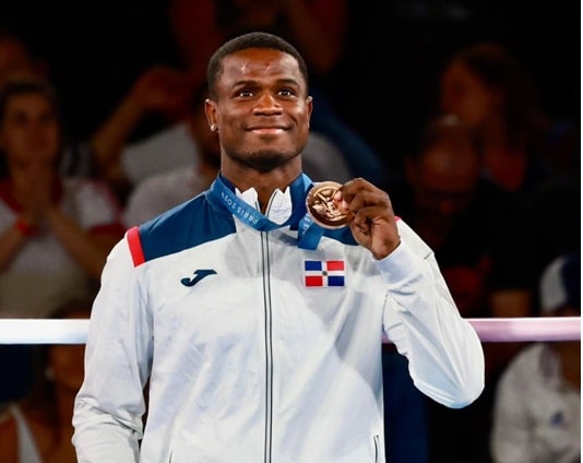Cristian Pinales, medallista de bronce en París, debutará el 17 de mayo como profesional