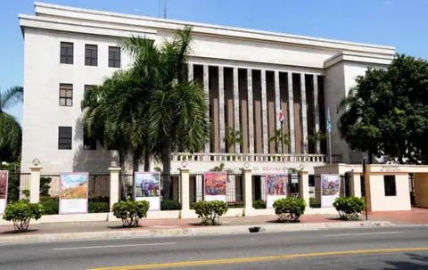 MINERD amonesta a directora de centro educativo de El Café de Herrera