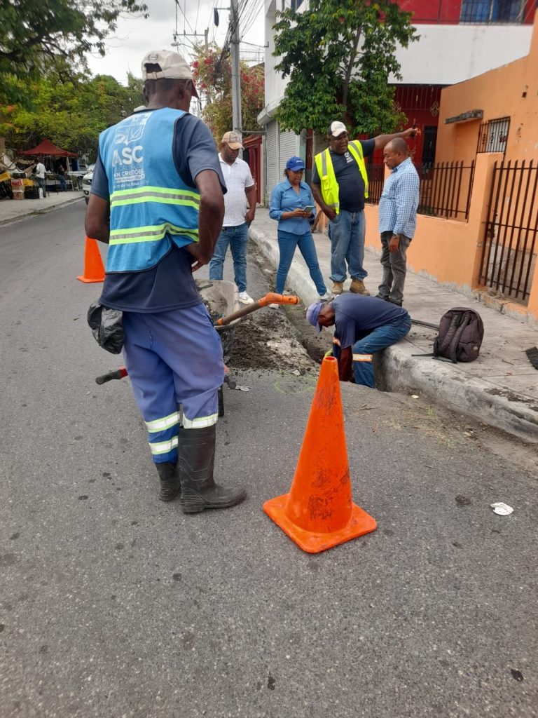 Ayuntamiento Municipal intensifica colocación de tapas en alcantarillas de calles en San Cristóbal
