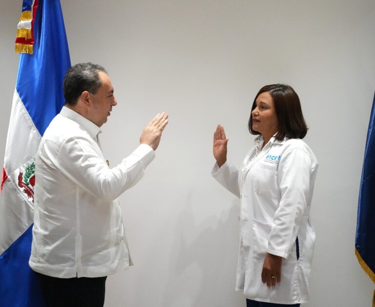 Titular SNS juramenta nueva directora del INCART
