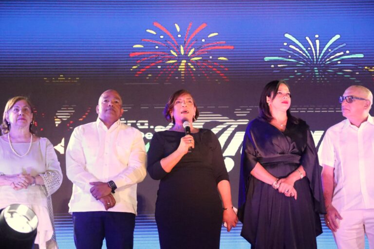 Alcaldesa Amparo Custodio encabeza coronación Reina Fiestas Patronales en La Vega