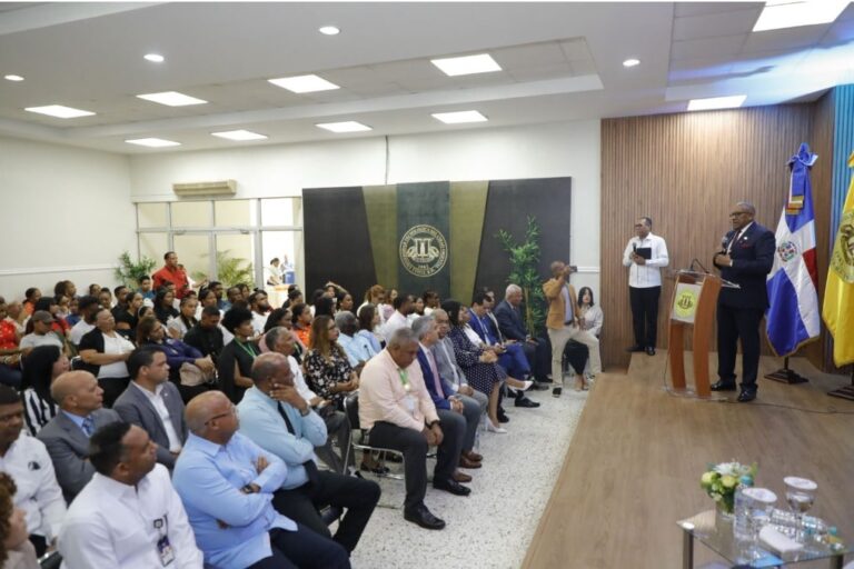 Contraloría transmite mensaje anticorrupción e importancia del control interno a estudiantes de Uteco