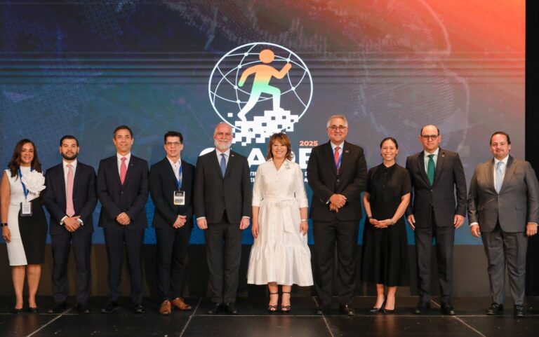 Líderes regionales abordan desafíos de la era digital para el talento humano en el CLADE 2025
