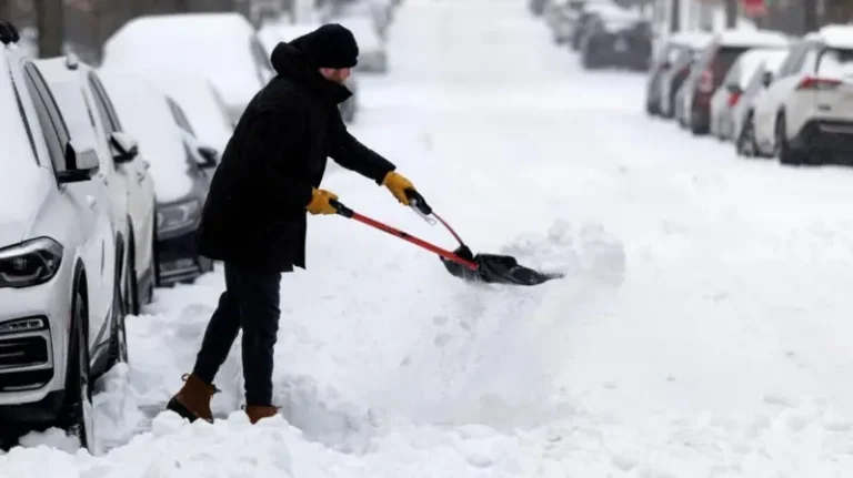 La potente tormenta de nieve y hielo que afecta a gran parte de EE.UU. deja al menos 20 muertos