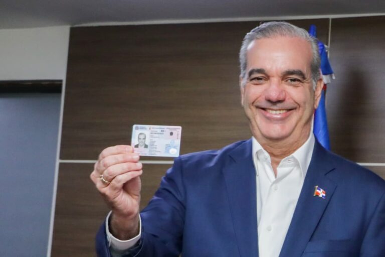 Presidente Abinader y primera dama reciben la primera cédula de identidad y electoral emitida por la JCE