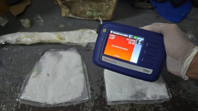 DNCD INCAUTA DOS CHALECOS MÉDICOS APLOMADOS LLENOS DE COCAÍNA
