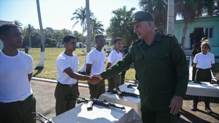 Presidente cubano lidera ejercicios de defensa en medio de amenazas de EEUU