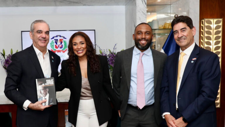 Presidente Abinader comparte con la comunidad dominicana en Emiratos Árabes Unidos