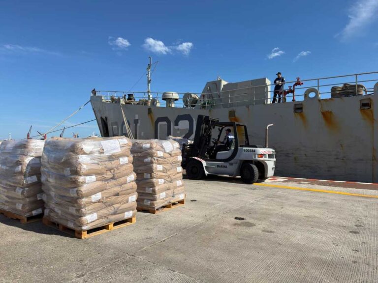 México envía dos buques con ayuda humanitaria para Cuba