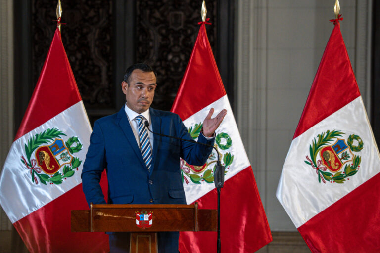 Congreso de Perú destituye al presidente José Jerí