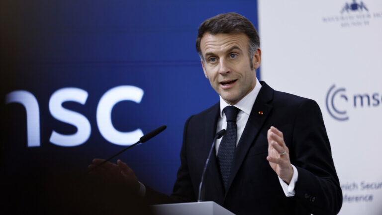 Macron: «La libertad de expresión en línea es pura mierda»