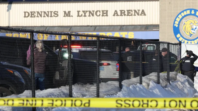 Tiroteo en partido  hockey sobre hielo deja 3 muertos y 3 heridos en Rhode Island