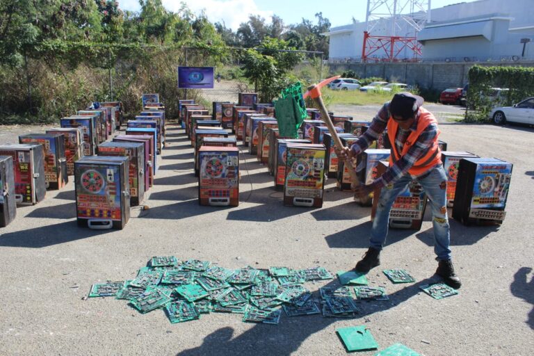 Fiscalía de Santiago destruye máquinas tragamonedas ocupadas en negocios no autorizados