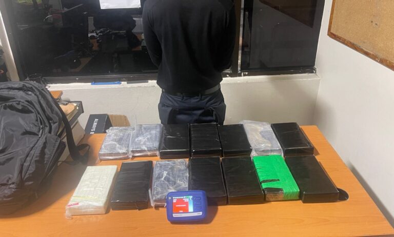 DNCD DETIENE CROATA DE 21 AÑOS CON 14 PAQUETES PRESUMIBLEMENTE COCAÍNA