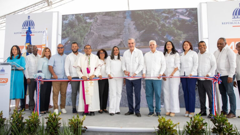 Presidente Abinader inaugura puente sobre río Viajama, el cual impactará el municipio de Las Yayas, Azua