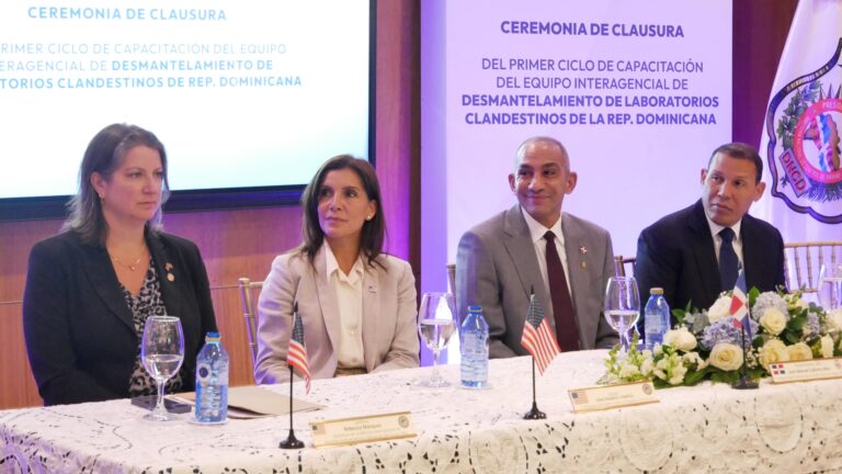 EMBAJADORA DE EE.UU. Y PRESIDENTE DNCD CLAUSURAN PRIMER CICLO DE CAPACITACIÓN EN DESMANTELAMIENTO DE LABORATORIOS CLANDESTINOS