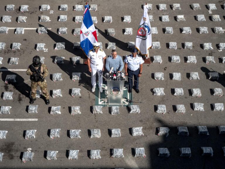 ARRESTAN SEIS HOMBRES CON UN CARGAMENTO DE MÁS DE DOS TONELADAS DE PRESUNTA COCAÍNA