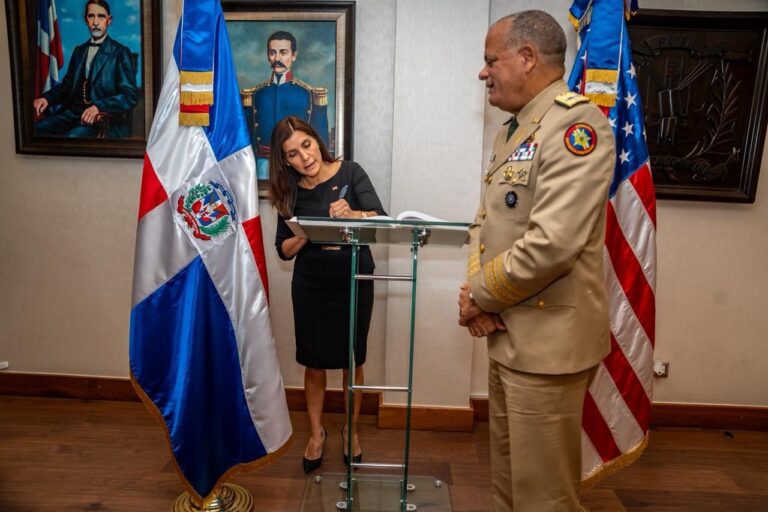 Embajadora de los Estados Unidos realiza visita oficial al ministro de Defensa