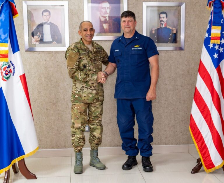 OFICIAL GUARDIA COSTERA DE EE.UU. SE REÚNE CON PRESIDENTE DNCD Y DIRECTOR DE LA DNI