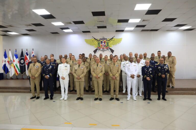 Policía Nacional y Fuerzas Armadas condecoran a miembros por 20, 25, 30, 35 y más años de servicio en solemne acto