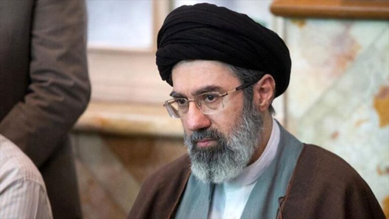 Líder de Irán expresa condolencias por martirio del comandante de Armada del CGRI