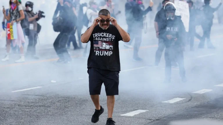 Protestas anti-Trump dejan más de 80 arrestos en varias ciudades de EE.UU.