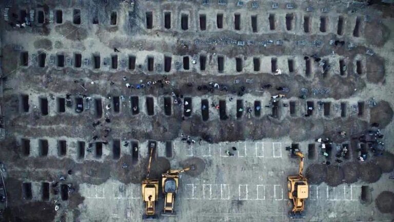 La foto de 160 tumbas de niñas asesinadas en el bombardeo de EE.UU. e Israel contra Iran