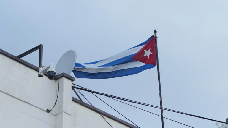 «Decisión arbitraria e injustificada»: Cuba reacciona a la expulsión del personal de su Embajada en Ecuador