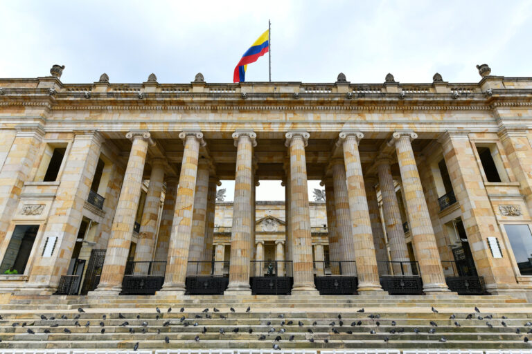 Colombia elige a sus legisladores en una crucial jornada electoral