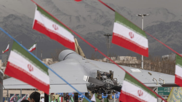 Irán bombardea objetivos militares de EE.UU. e Israel y promete intensificar los ataques de represalia