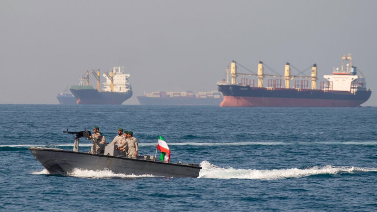 La sombría «bienvenida» de militares de Irán a la llegada de fuerzas de EE.UU. al estrecho de Ormuz