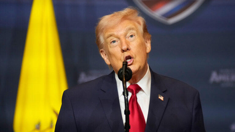 «No voy a aprender su maldito idioma», Trump en un encuentro con líderes latinoamericanos