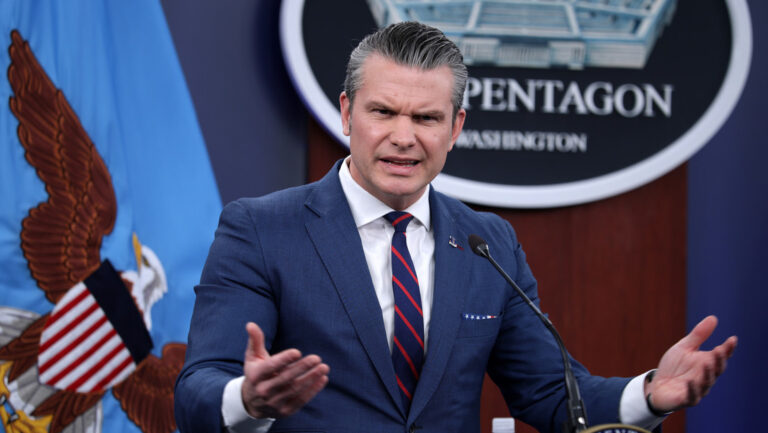 WP: El Pentágono veta a fotoperiodistas por imágenes «poco favorecedoras» de Hegseth