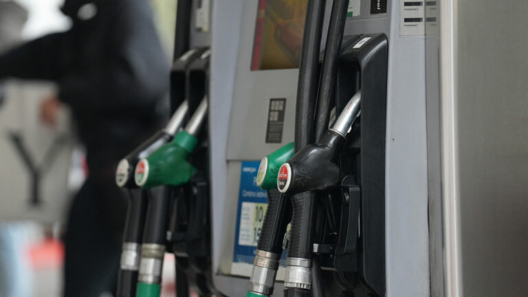 El Brent supera los 100 dólares mientras el cierre del estrecho de Ormuz dispara el precio del crudo