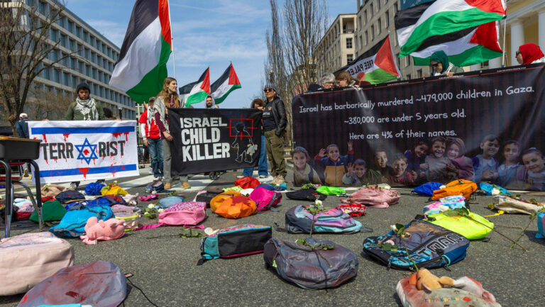 Recrean cerca de la Casa Blanca la masacre de niñas iraníes en Minab