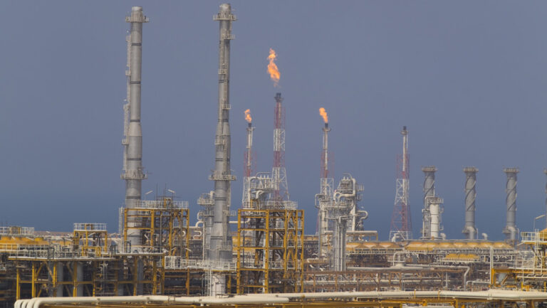 Irán cierra varios tramos del yacimiento de gas más grande del mundo tras bombardeo enemigo
