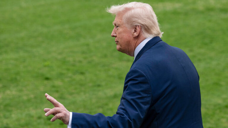 Trump ordena aplazar «cualquier ataque militar» contra instalaciones energéticas iraníes