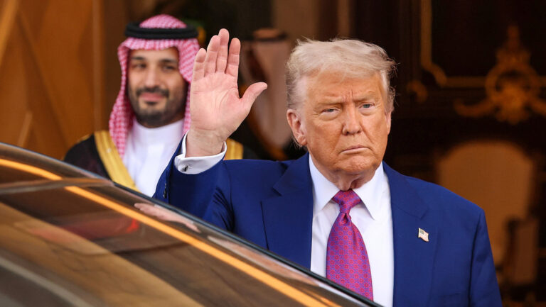 «No pensaba que terminaría besándome el culo»: Trump dedica un mensaje al príncipe heredero saudí