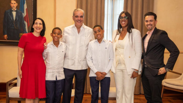 Presidente Luis Abinader recibe al estudiante Hensel Aquino García, apodado “Pico de Oro”