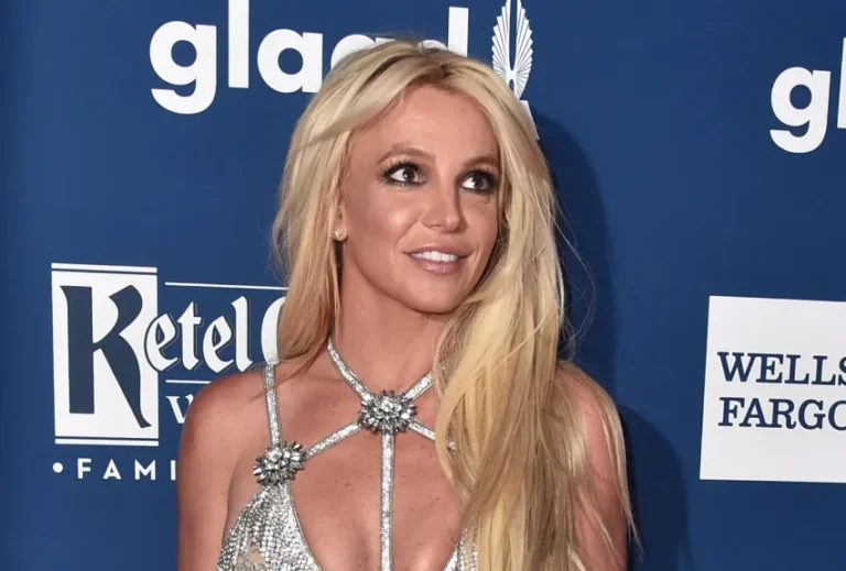 Sustancia desconocida encontrada en el coche de Britney Spears siendo analizada durante una detención por conducir bajo los efectos del alcohol