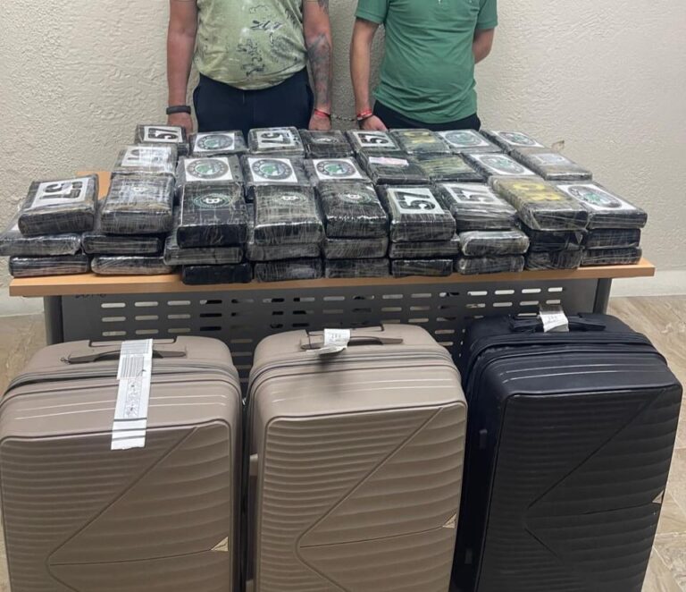 DNCD ARRESTA DOS SERBIOS E INTERVIENE ALIJO DE 75 PAQUETES PRESUMIBLEMENTE COCAÍNA
