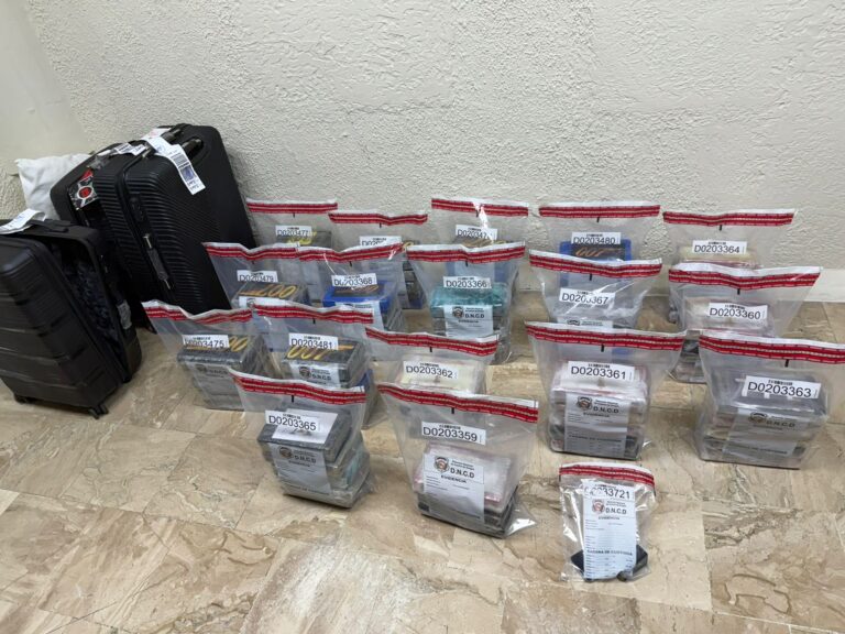 DNCD INTERCEPTA TRES MALETAS CON 83 PAQUETES PRESUMIBLEMENTE DE COCAÍNA