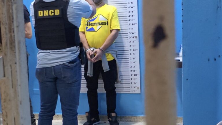ESPAÑOL ATRAPADO EN EL AILA CON ESTÓMAGO LLENO DE BOLSITAS DE PRESUNTA COCAÍNA