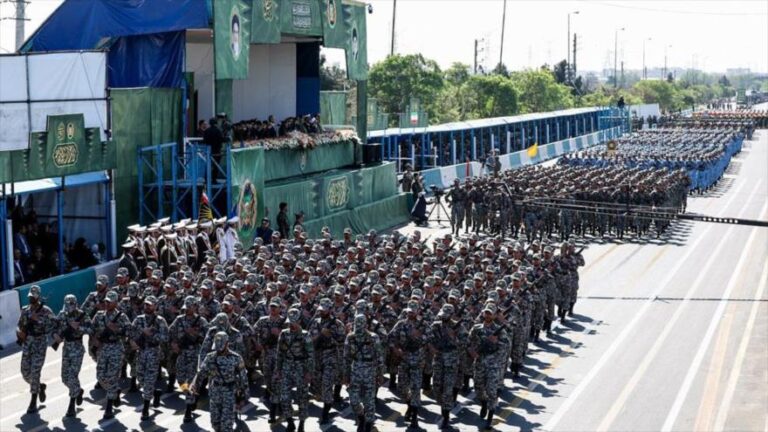 Fuerzas Armadas de Irán felicitan el Día de la República Islámica