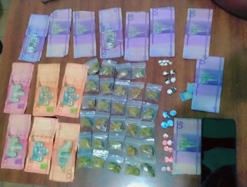 Policía Nacional junto al Ministerio Público ocupa drogas, armas blancas y otros objetos durante allanamiento en Espaillat