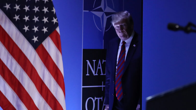 Trump considera retirarse de la OTAN