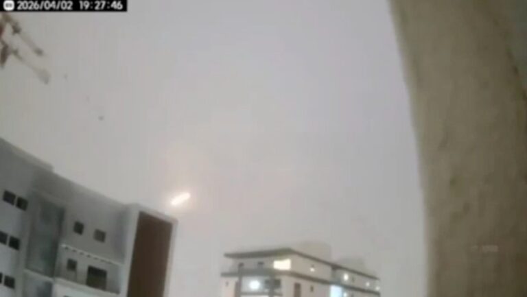 Lluvia de misiles iraníes cae sobre el centro de Israel